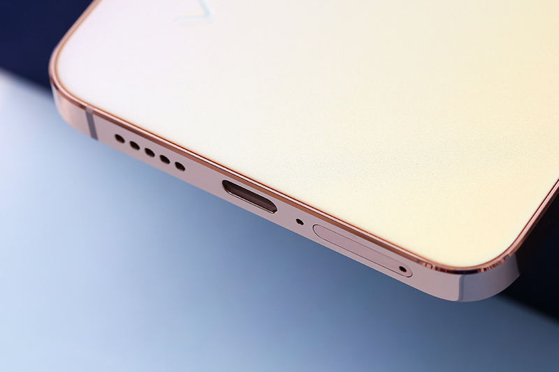 Vivo V23e v&agrave; Vivo V23 5G đều hỗ trợ sạc nhanh th&ocirc;ng qua cổng sạc Type C