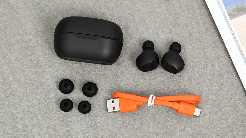 Thời lượng pin tai nghe đạt 6 giờ hoạt động v&agrave; hộp sạc trữ th&ecirc;m được 15 giờ