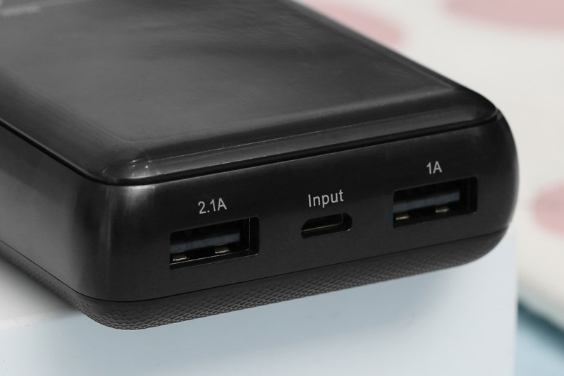 Bạn c&oacute; thể sạc c&ugrave;ng l&uacute;c nhiều thiết bị với nhiều cổng sạc