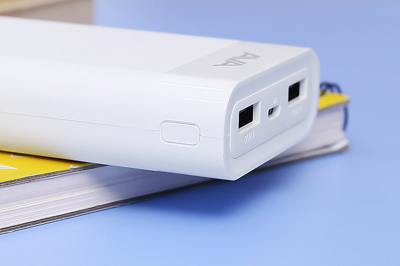 AVA LJ JP195 c&oacute; hai cổng sạc gi&uacute;p bạn c&oacute; thể sạc hai thiết bị c&ugrave;ng l&uacute;c