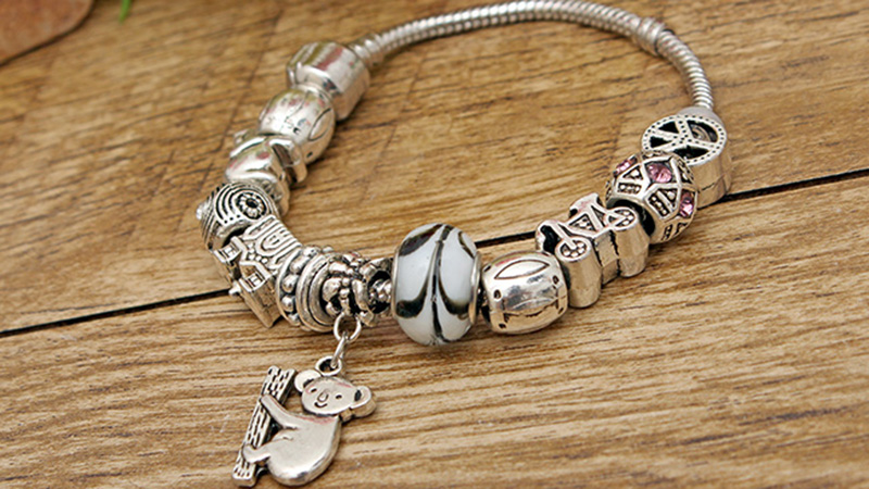 N&ecirc;n chọn charm c&oacute; m&agrave;u sắc ph&ugrave; hợp