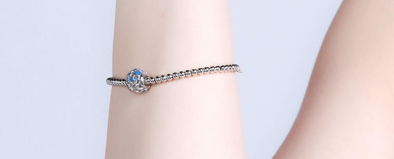 Điểm nhấn của hạt charm nằm ở thiết kế đính đá nổi bật
