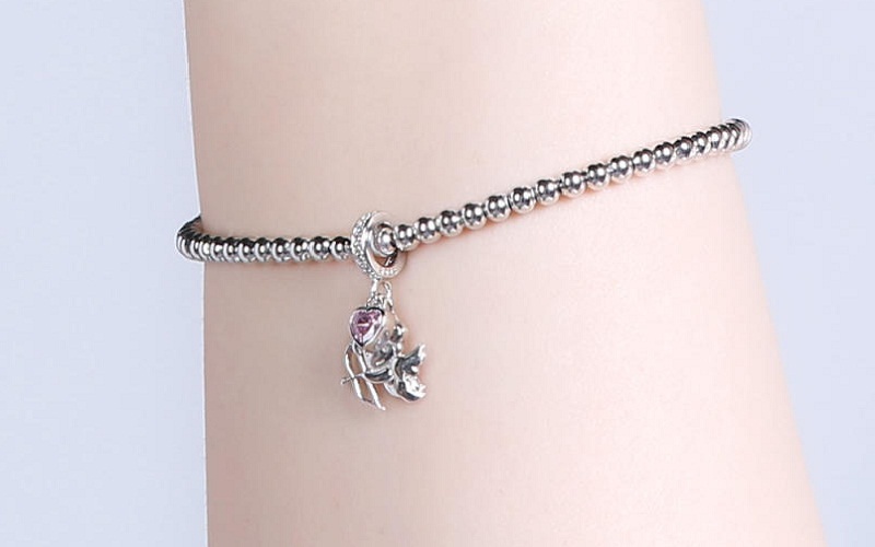 Hạt charm mang biểu tượng cho tình yêu