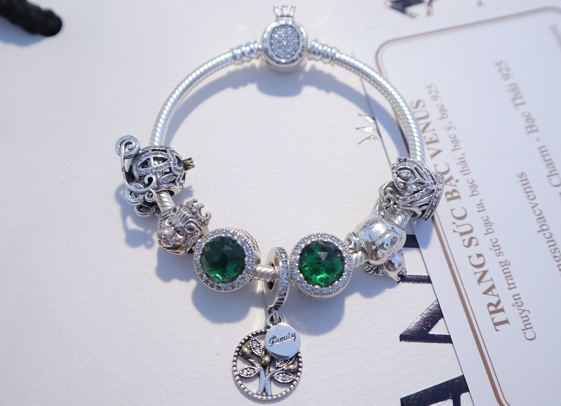 Vòng charm vừa là món trang sức đơn thuần vừa là một vật đem lại may mắn