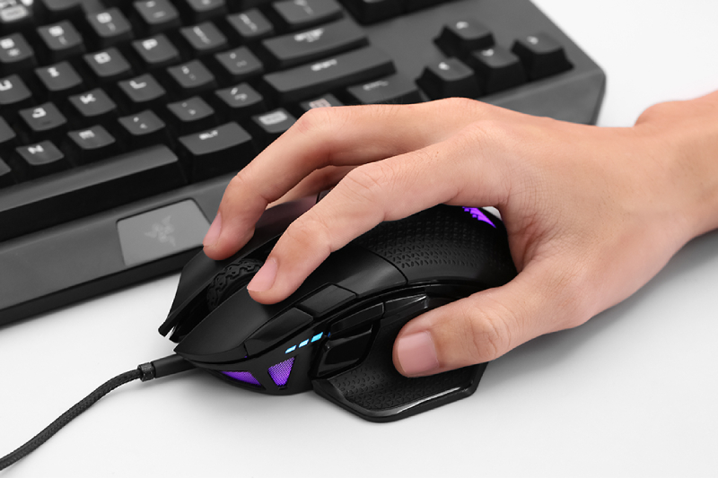 C&oacute; hệ thống n&uacute;t bấm đa dạng, đặc biệt c&oacute; n&uacute;t Sniper