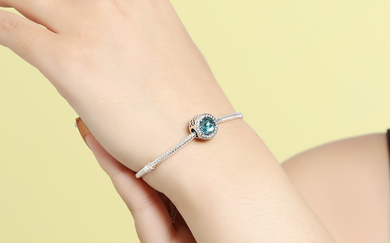 Thiết kế mặt tròn, nhỏ, đơn giản nhưng vẫn rất tinh tế