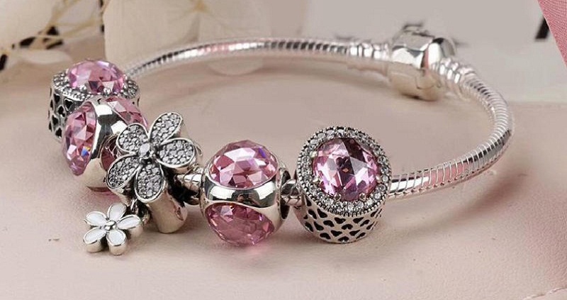 V&ograve;ng charm cứng kết hợp với những hạt charm tinh xảo tạo n&ecirc;n chiếc v&ograve;ng trang nh&atilde; 