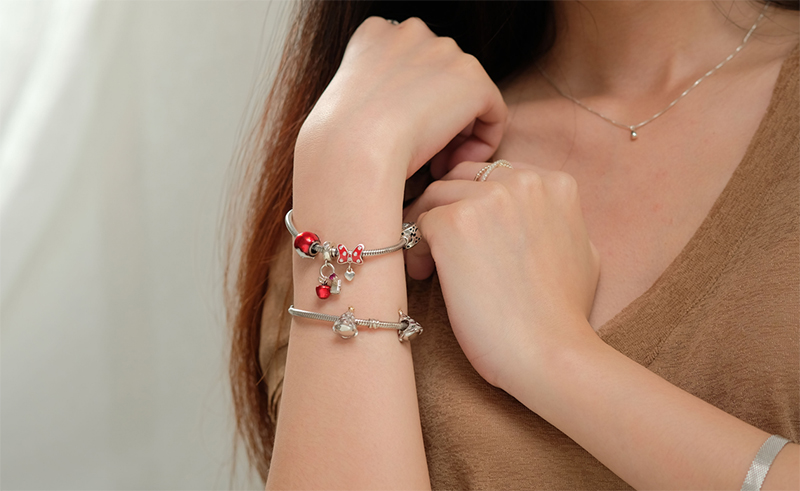 V&ograve;ng charm c&ograve;n l&agrave; m&oacute;n trang sức cực hot đối với ph&aacute;i đẹp