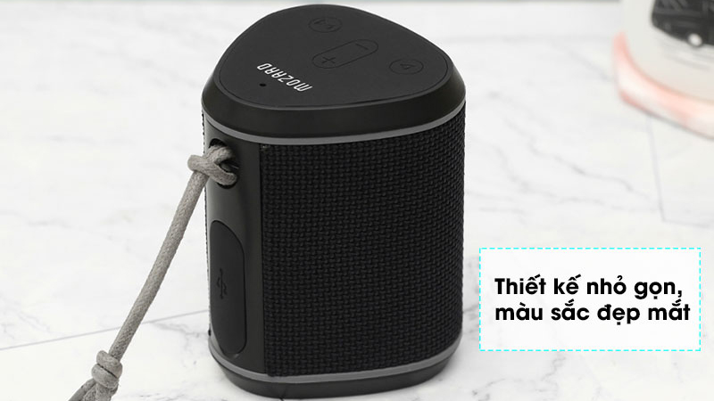 Loa có thiết kế độc đáo, lạ mắt với dạng hình lăng trụ được bo tròn