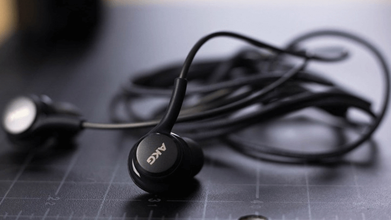 Tai nghe kín thích hợp khi bạn sử dụng ở nhà cần không gian riêng tư
