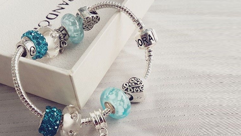 Size vòng charm mềm bằng size cổ tay cộng thêm 2 - 2.5 cm nếu bạn muốn thêm từ 5 hạt charm trở lên