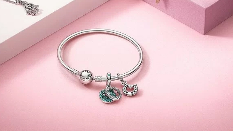 Size vòng charm cứng bằng size cổ tay cộng thêm 2 cm