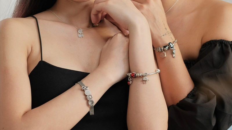 V&ograve;ng charm kh&ocirc;ng chỉ đa dạng về mẫu m&atilde; c&ograve;n về mặt gi&aacute; th&agrave;nh.