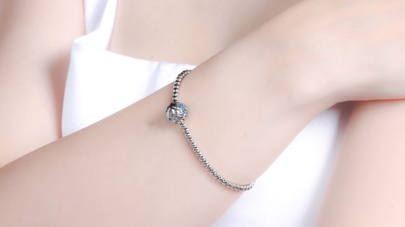 Hạt Charm ấn tượng với ng&ocirc;i sao xanh