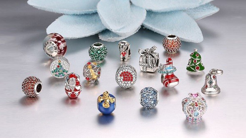 Chọn thiết kế charm h&agrave;i h&ograve;a với phong c&aacute;ch v&agrave; cổ tay