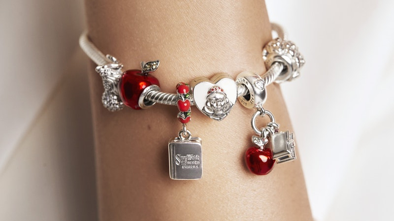 Charm treo được chế t&aacute;c cầu k&igrave; v&agrave; v&ocirc; c&ugrave;ng lộng lẫy