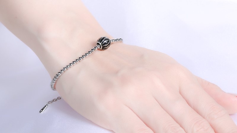 V&ograve;ng charm c&oacute; những thiết kế đơn giản, kh&ocirc;ng cầu k&igrave;