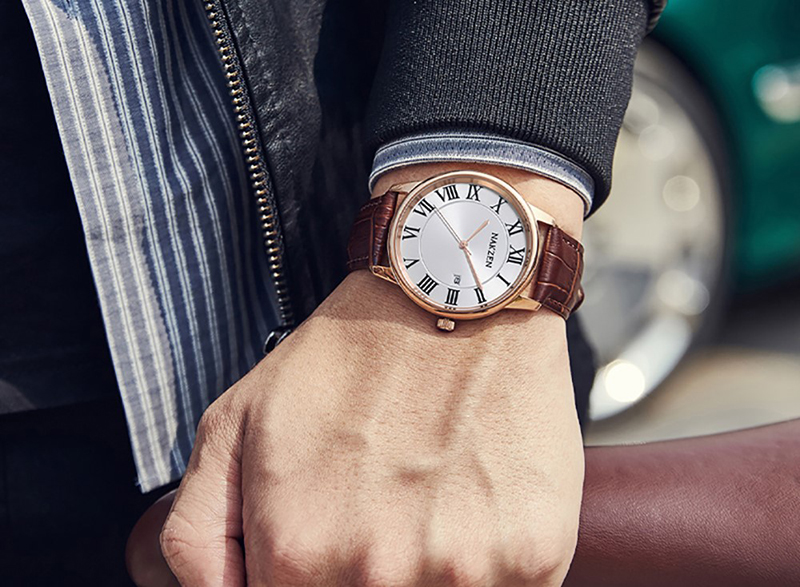 Cổ tay nam giới thường thô, nên chọn đồng hồ có đường kính từ 38 - 46 mm