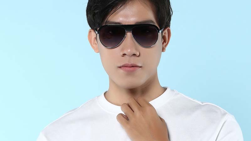 Mẫu mắt kính sở hữu thiết kế dáng Browline độc đáo
