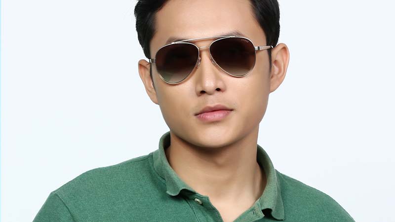 Mắt kính tôn lên sự thanh lịch và phong cách thời trang của phái mạnh