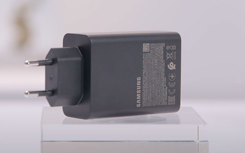 Adapter sạc 3 cổng Samsung EP-T6530 c&oacute; kiểu d&aacute;ng nhỏ gọn 