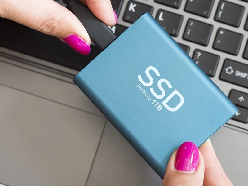 SSD l&agrave; một loại ổ đĩa thể rắn kh&aacute; giống với HDD