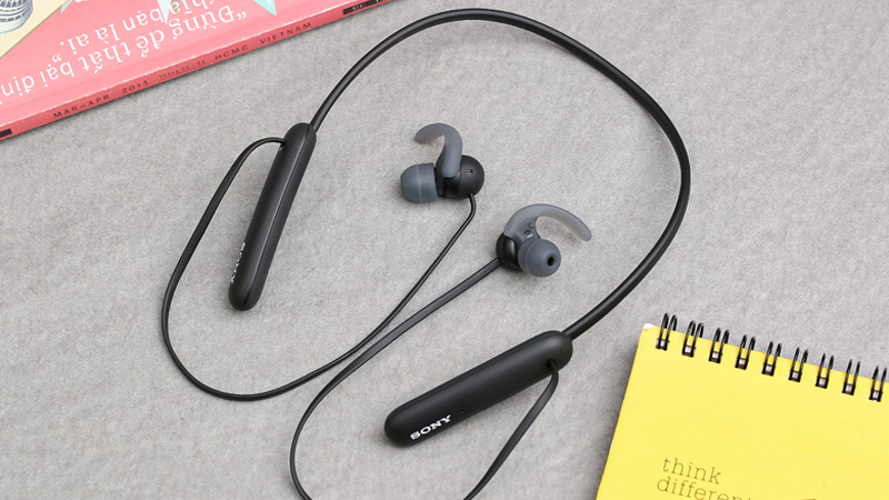 Tai nghe Bluetooth Sony Extra Bass WI-SP510/BZ E Đen có thiết kế đơn giản, màu đen mạnh mẽ