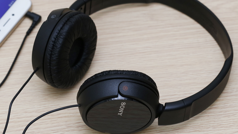 Tai nghe chụp tai Sony MDR - ZX110AP có thiết kế hiện đại, đệm tai lớn