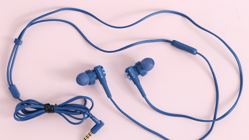 Tai nghe nhét tai Sony Extra Bass MDR-XB55AP với kiểu dáng khá lạ mắt