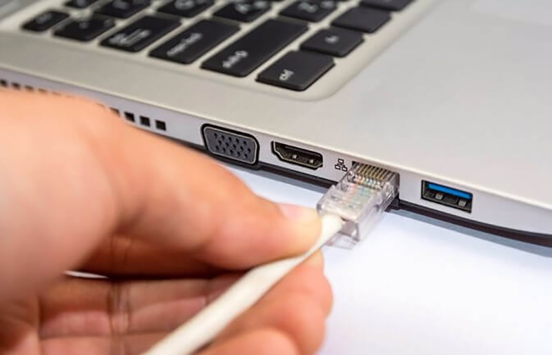 Bạn nên lựa chọn laptop có trang bị nhiều cổng kết nối