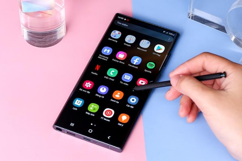 Điện thoại với diện mạo cực sang trọng c&ugrave;ng trang bị vi xử l&yacute; mạnh mẽ