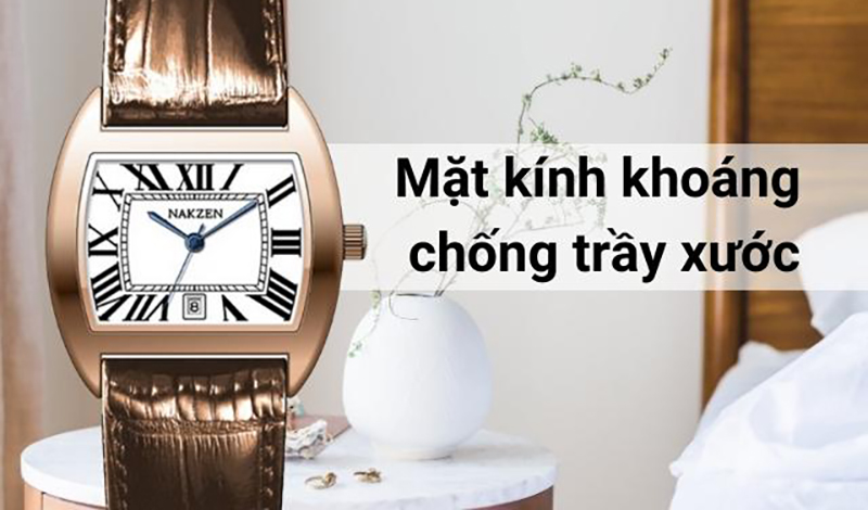 Sở hữu thiết kế mặt kính khoáng, đồng hồ nữ có đường kính mặt 32 x 24 mm