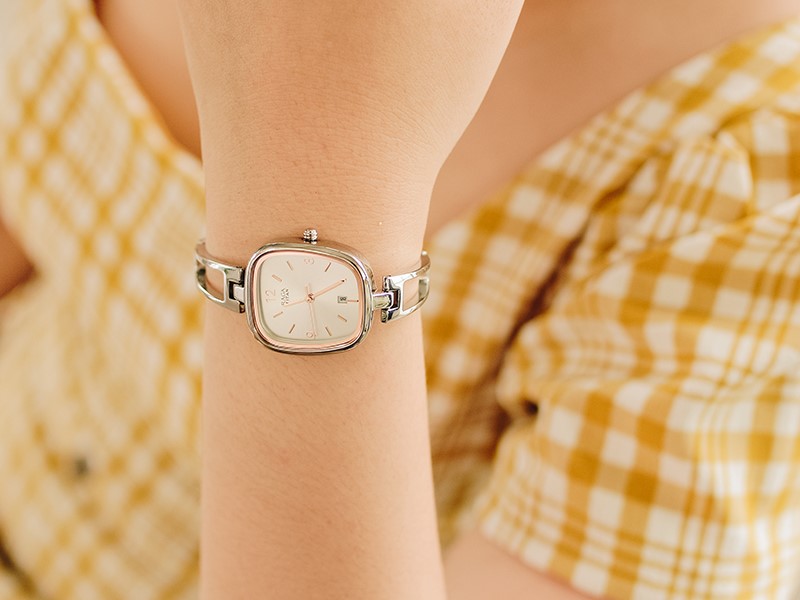 Đồng hồ với thiết kế đơn giản nhưng vẫn rất tinh tế