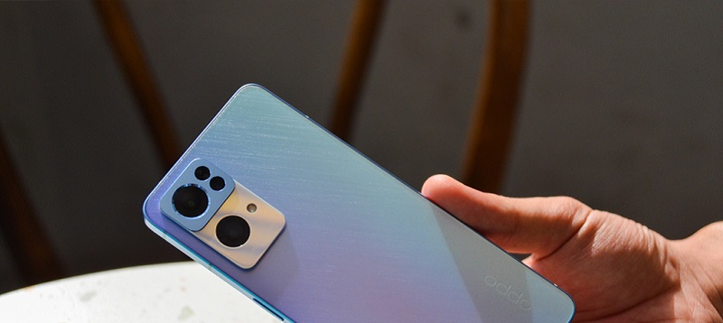 Reno7 Pro được bao bọc bởi một bộ khung kim loại v&ocirc; c&ugrave;ng chắc chắc v&agrave; bền bỉ