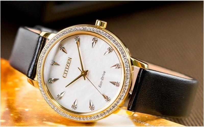 Mẫu đồng hồ c&oacute; loại mặt số Analog, viền mặt trước  đ&iacute;nh đ&aacute; sang trọng