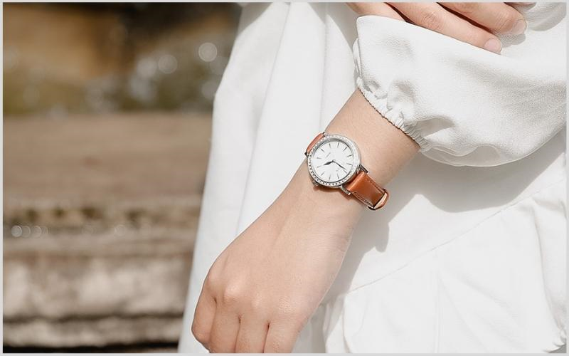 Mẫu đồng hồ được đ&iacute;nh đ&aacute; sang trọng, d&acirc;y da năng động