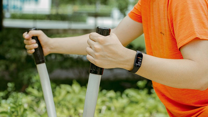 Vòng đeo tay thông minh gọn nhẹ, giá cả hấp dẫn