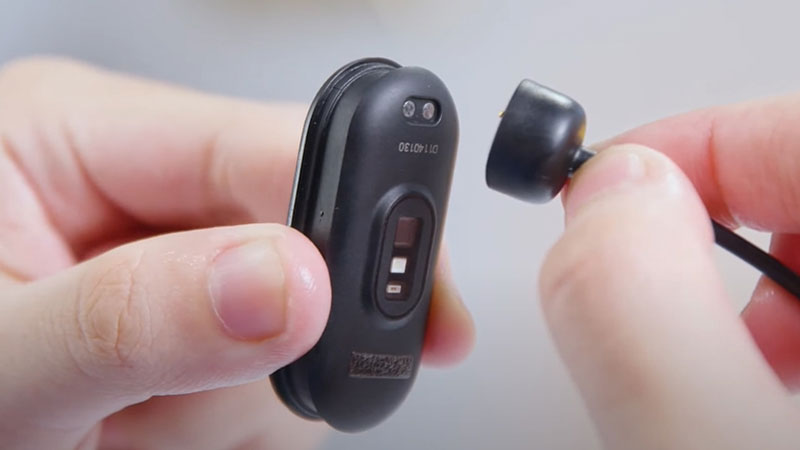 Nạp pin tầm 2 giờ với đế sạc nam châm