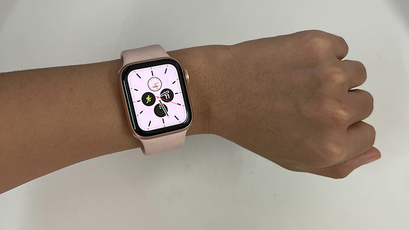 Đưa cổ tay lên để đánh thức Apple Watch