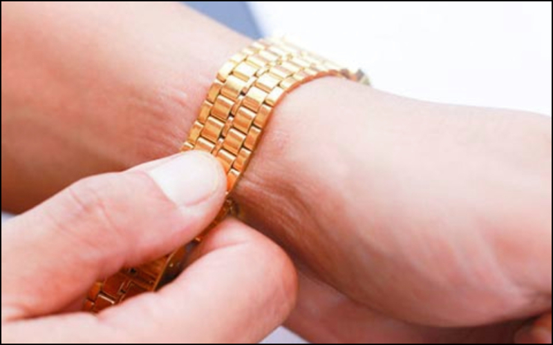 Đo k&iacute;ch thước d&acirc;y đeo với cổ tay