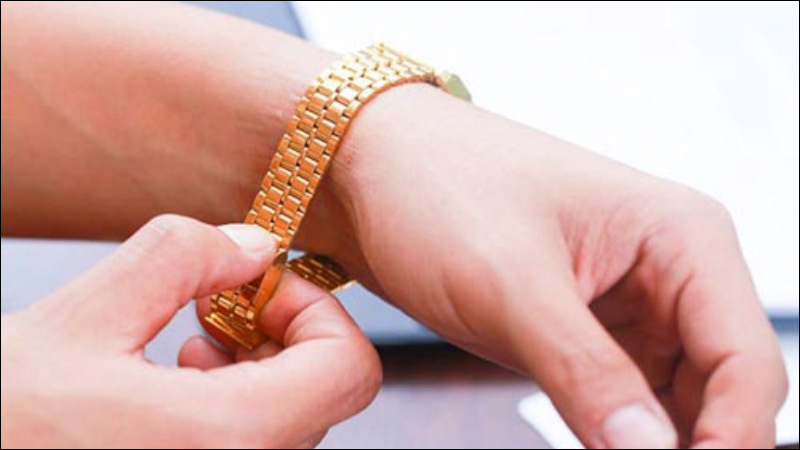 Đeo thử đồng hồ