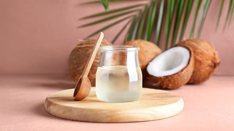 Sử dụng dầu dừa làm mềm dây da