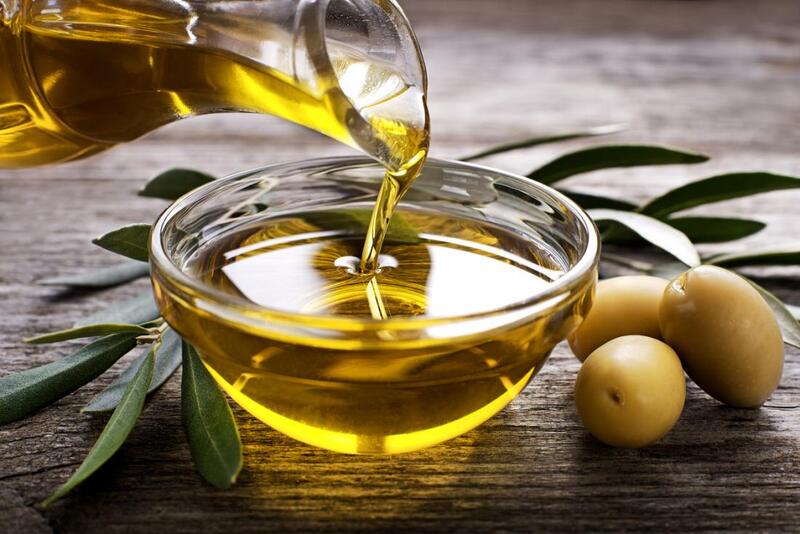 Sử dụng dầu Olive làm mềm dây da