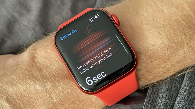 Nhiều t&iacute;nh năng theo d&otilde;i sức khỏe được trang bị tr&ecirc;n đồng hồ