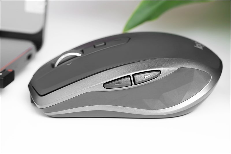 C&ocirc;ng nghệ Easy-Switch cho ph&eacute;p người d&ugrave;ng l&agrave;m việc với 3 m&aacute;y t&iacute;nh c&ugrave;ng l&uacute;c