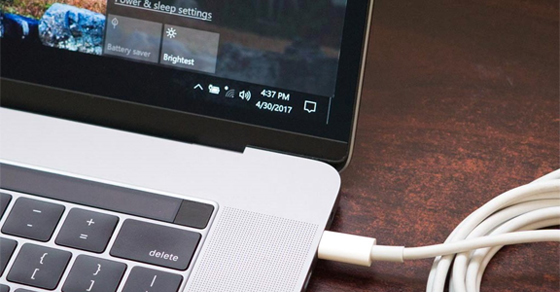 Vừa sạc pin vừa dùng laptop có sao không? Có làm chai pin không?