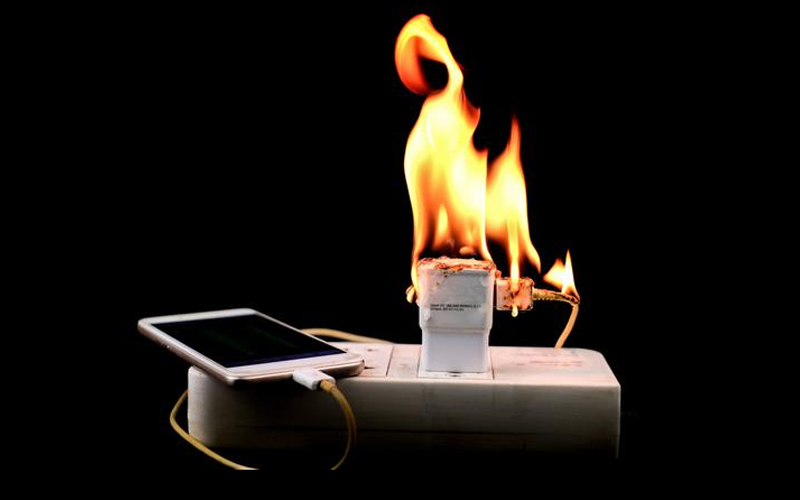 Sử dụng điện thoại trong lúc sạc có thể gây cháy nổ
