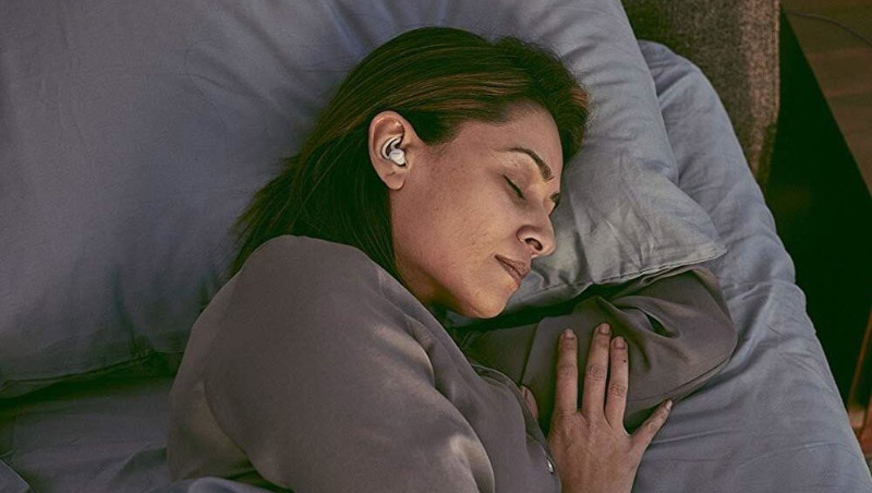 Đeo tai nghe đi ngủ vừa làm tai nghe nhanh hỏng, vừa ảnh hưởng xấu tới sức khỏe của bạn