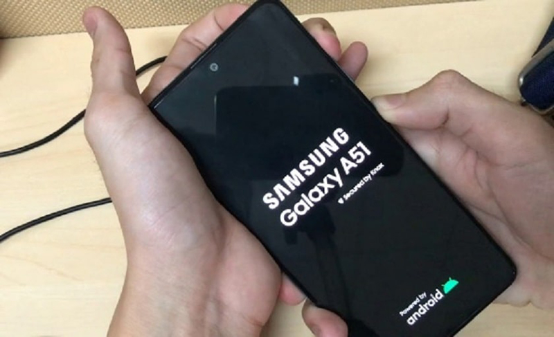 Điện thoại Samsung tự khởi động lại do kẹt nút nguồn