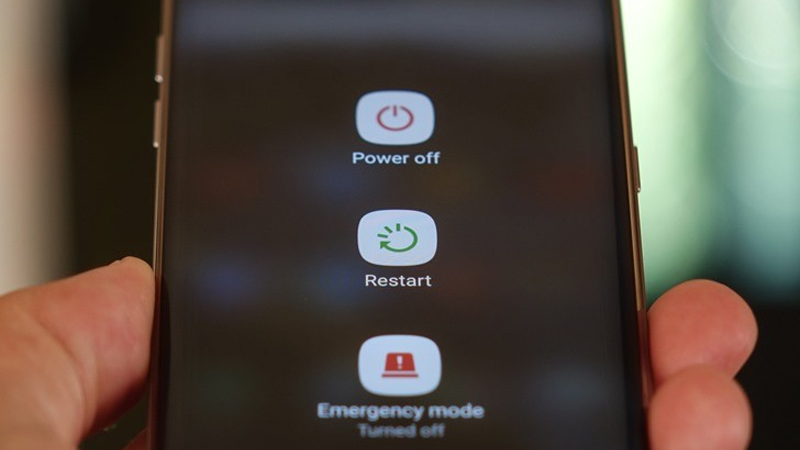 Khởi động lại điện thoại